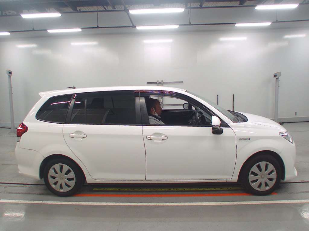 2015 Toyota Corolla Fielder NKE165G[2]