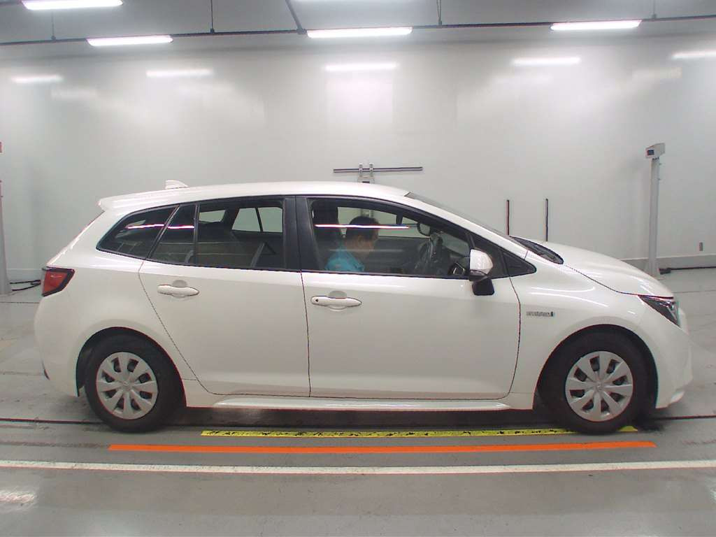 2020 Toyota Corolla Touring Wagon ZWE211W[2]