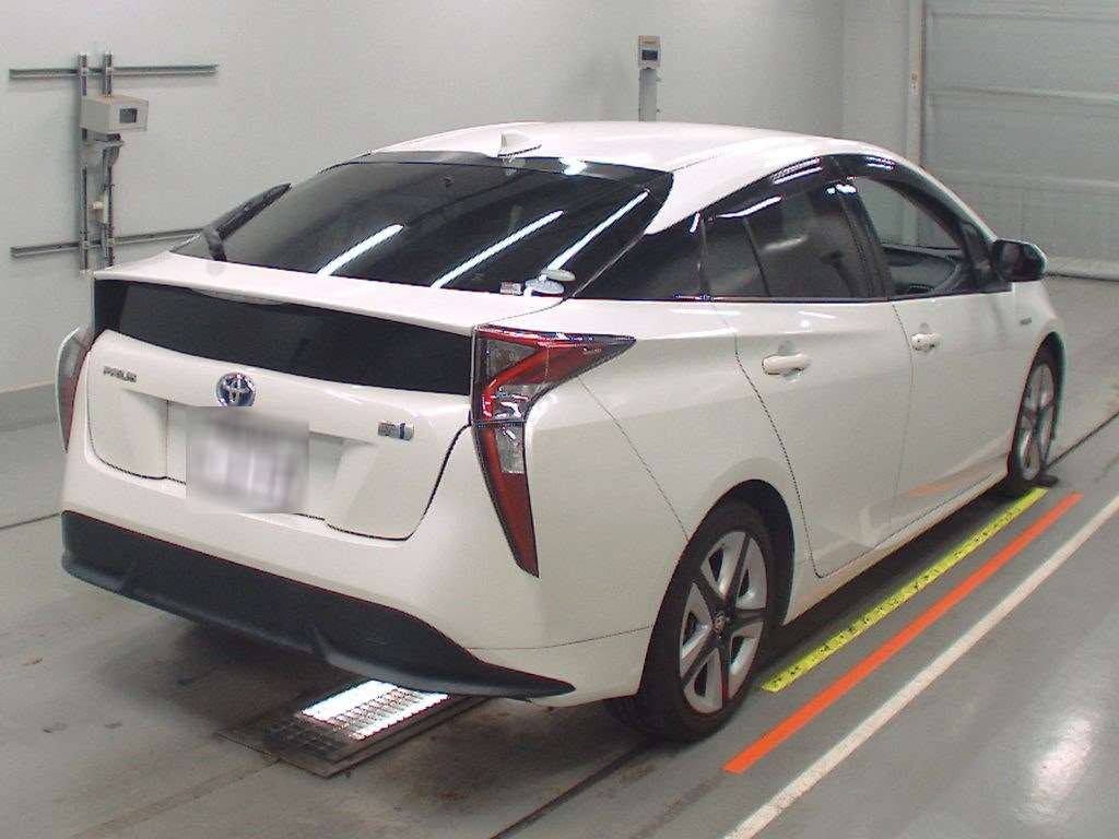 2016 Toyota Prius ZVW50[1]