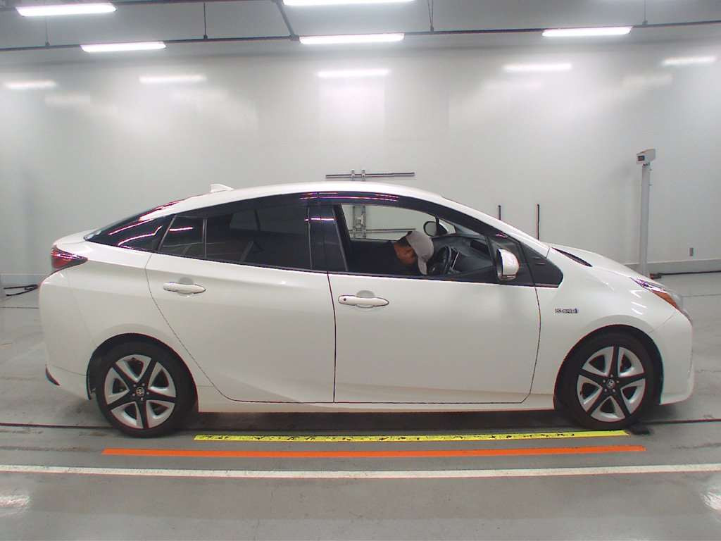 2016 Toyota Prius ZVW50[2]