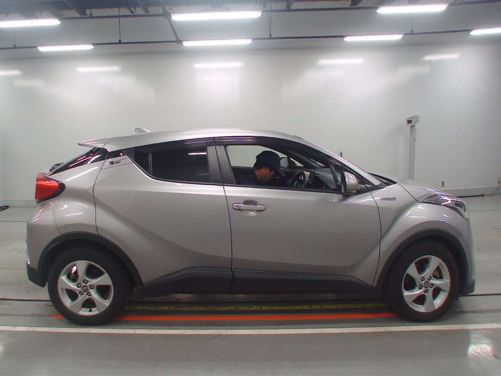 2017 Toyota C-HR ZYX10[2]