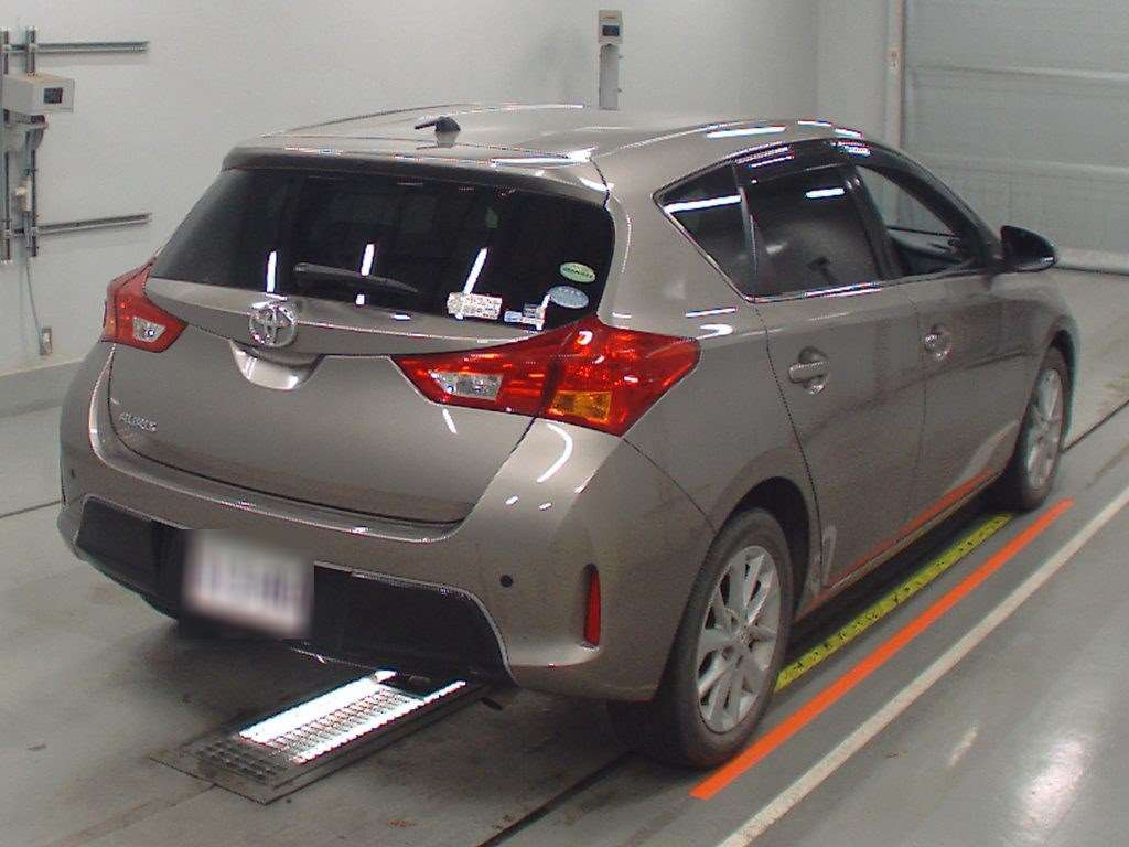 2013 Toyota Auris NZE181H[1]