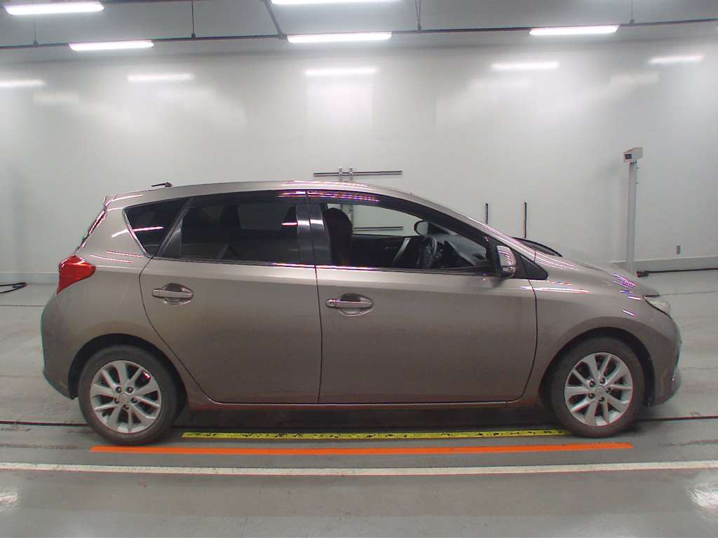 2013 Toyota Auris NZE181H[2]