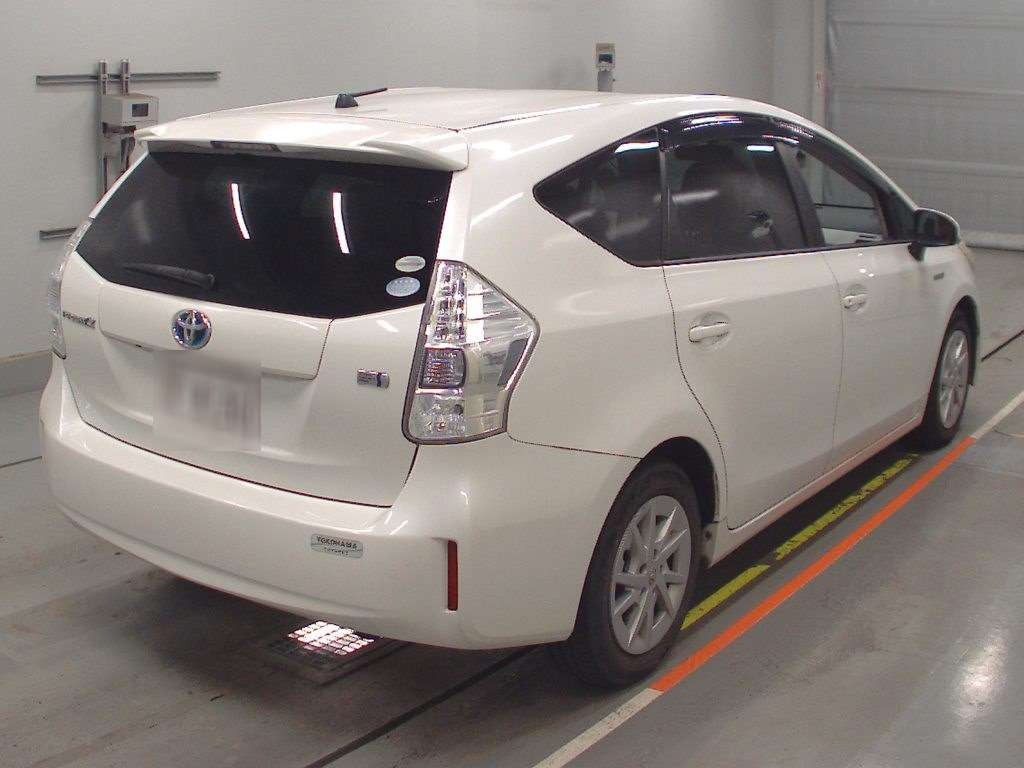 2011 Toyota Prius alpha ZVW41W[1]