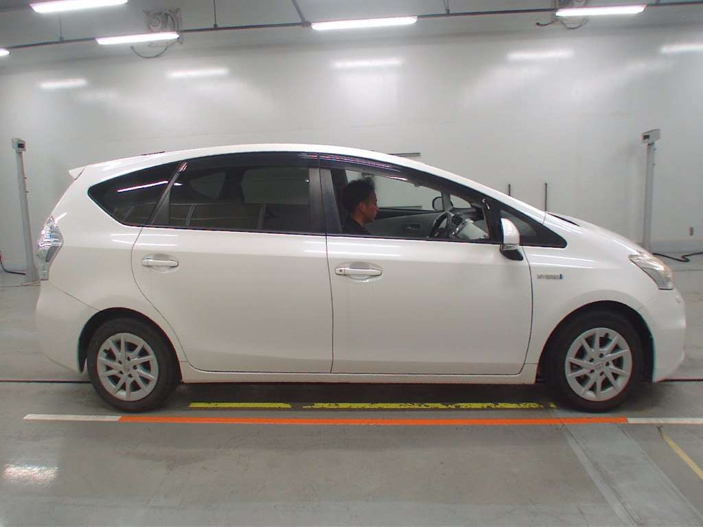 2011 Toyota Prius alpha ZVW41W[2]