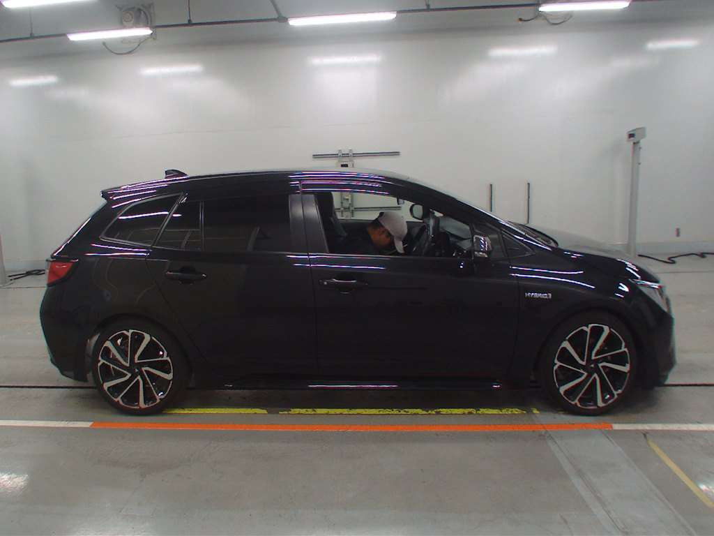 2019 Toyota Corolla Touring Wagon ZWE214W[2]