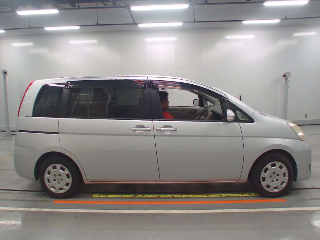 2007 Toyota Isis ZNM10G[2]