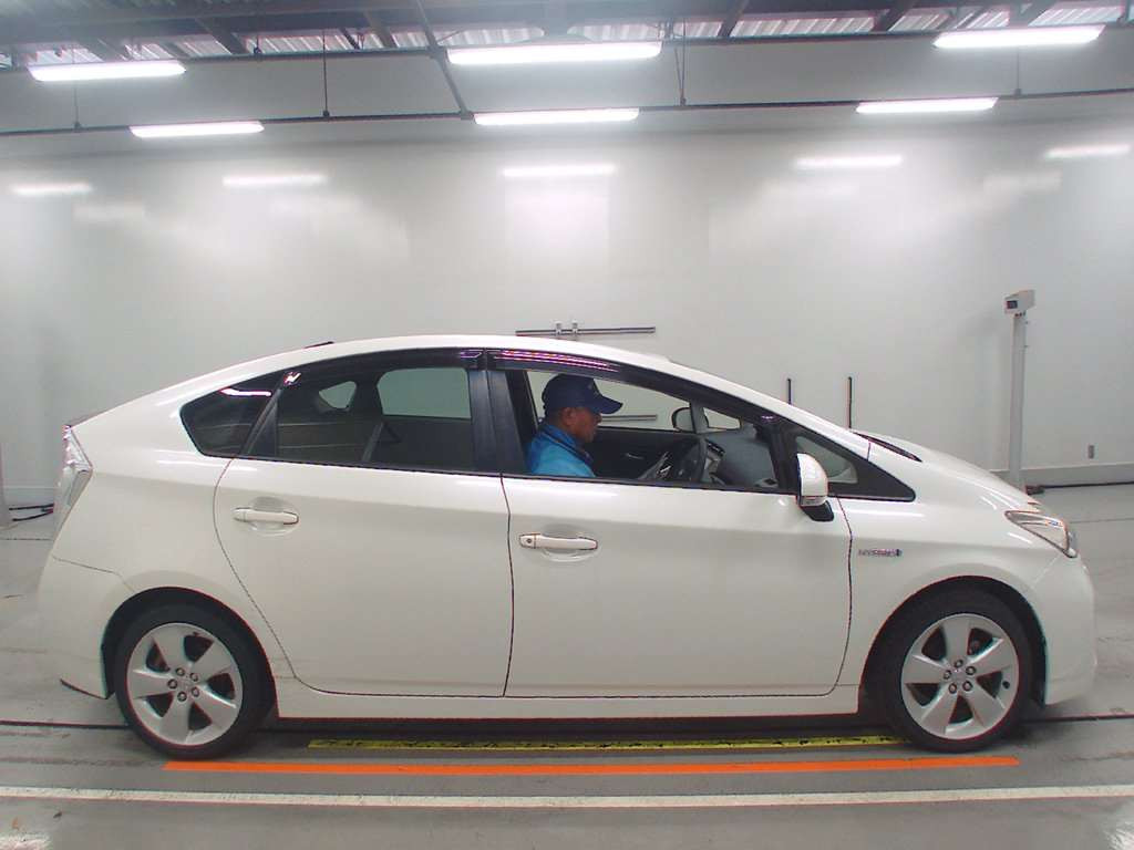 2014 Toyota Prius ZVW30[2]