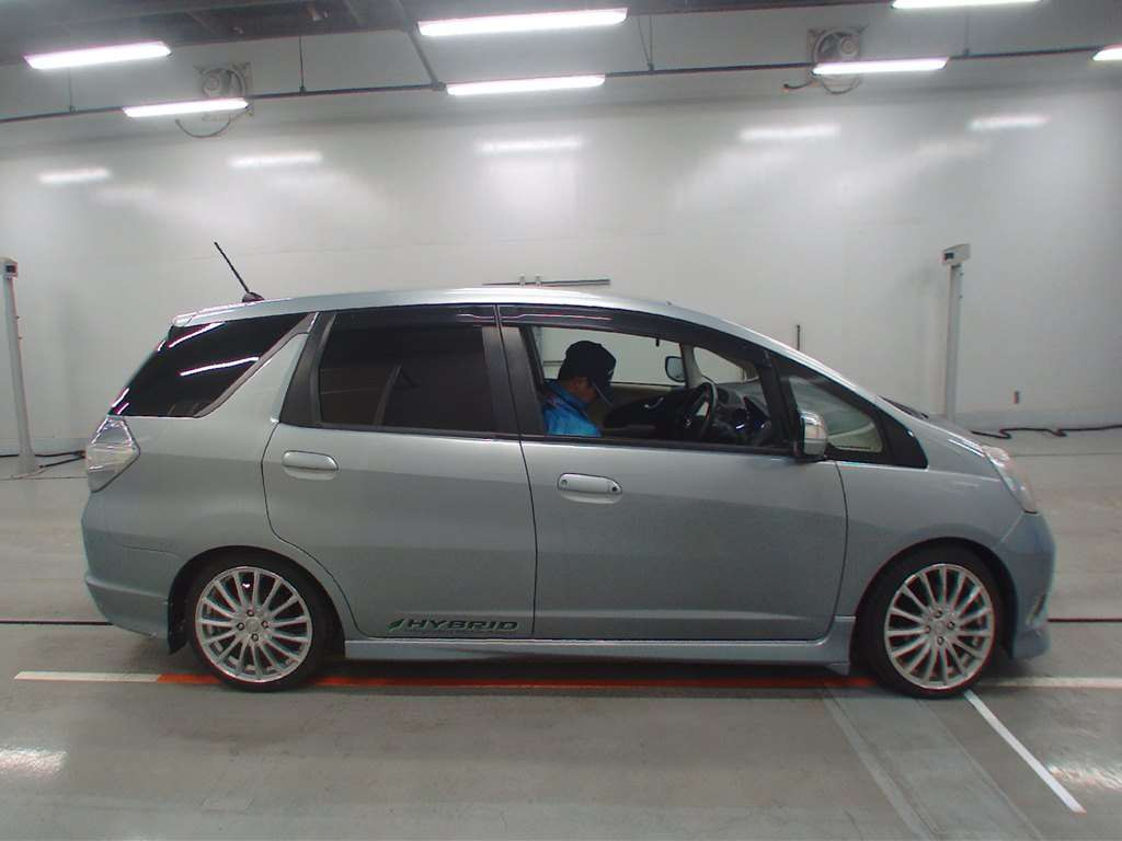 2011 Honda Fit Shuttle Hybrid GP2[2]