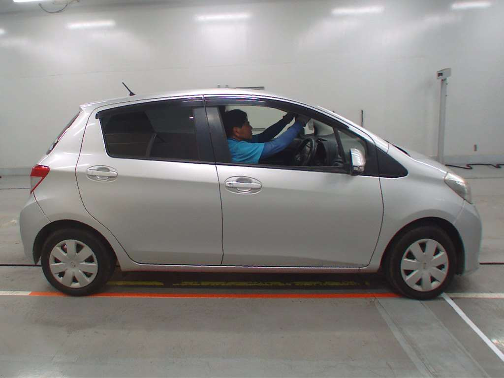 2012 Toyota Vitz NSP130[2]