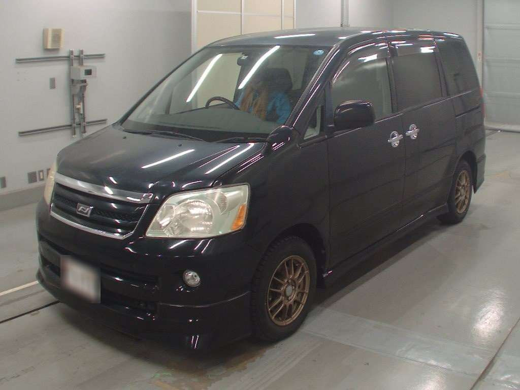 2005 Toyota Noah AZR60G[0]