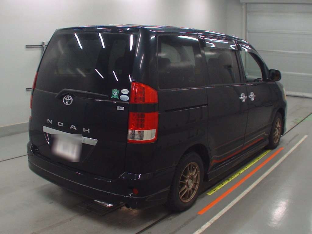 2005 Toyota Noah AZR60G[1]