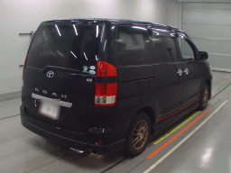 2005 Toyota Noah