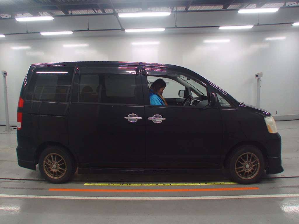 2005 Toyota Noah AZR60G[2]