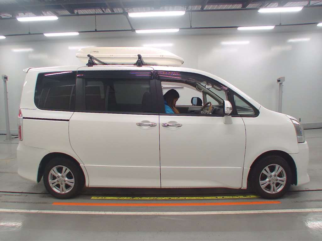 2009 Toyota Noah ZRR70W[2]