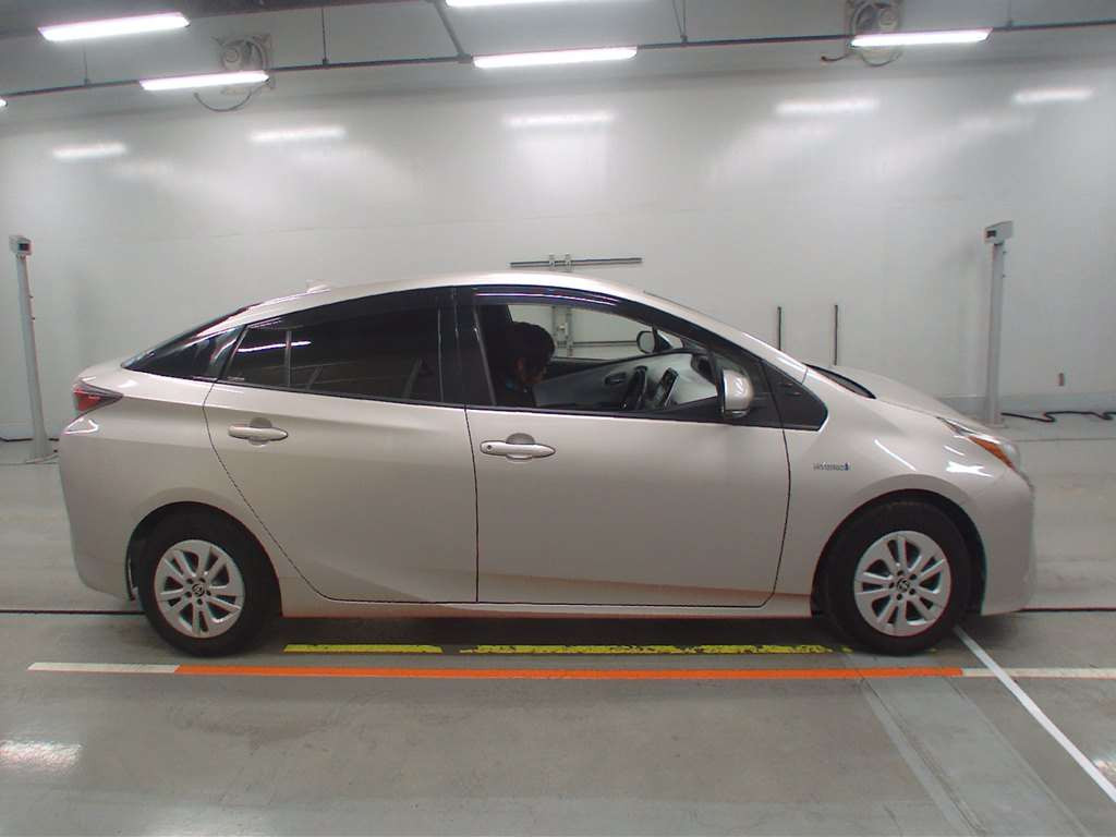 2015 Toyota Prius ZVW50[2]