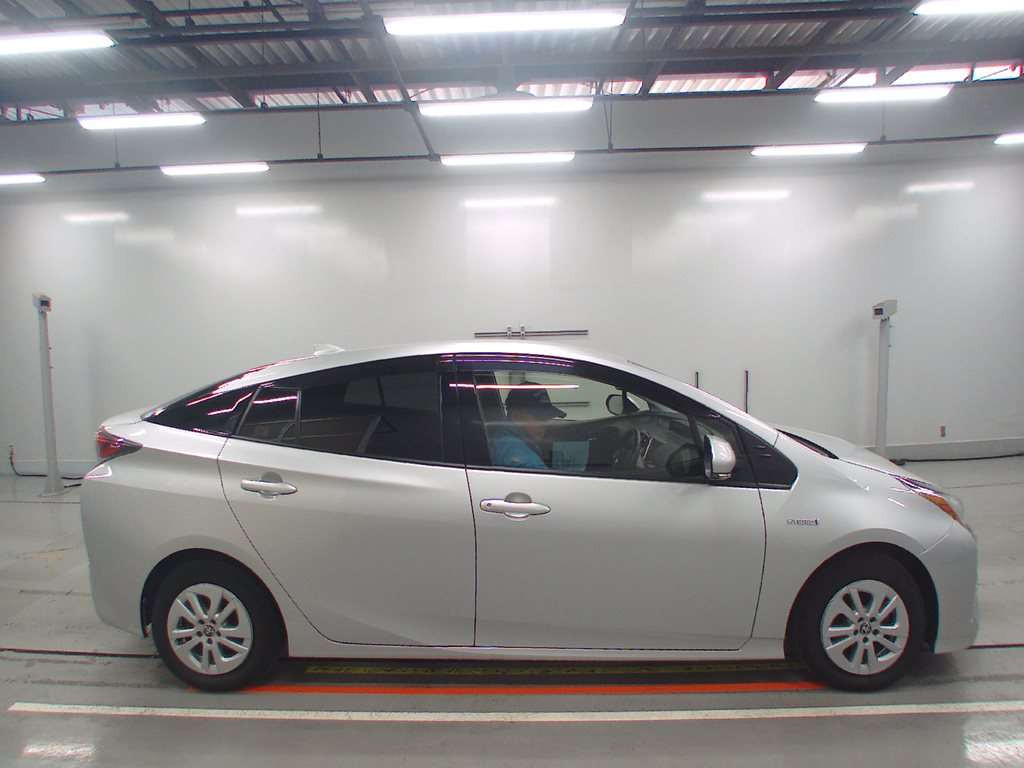 2018 Toyota Prius ZVW50[2]