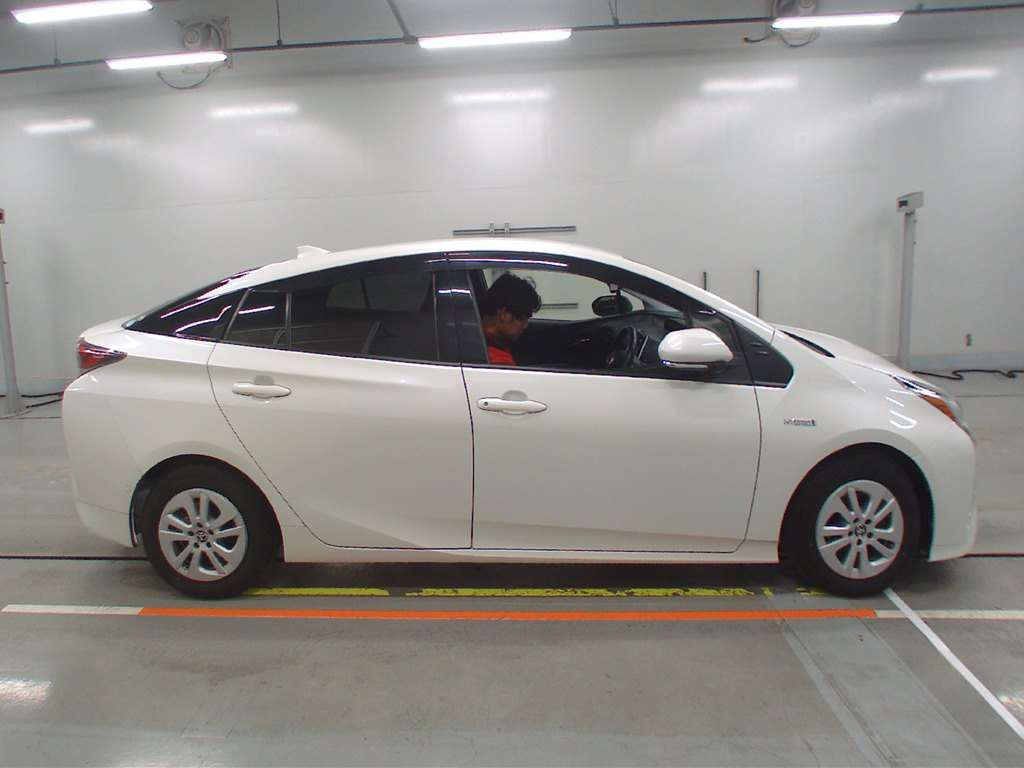 2017 Toyota Prius ZVW50[2]