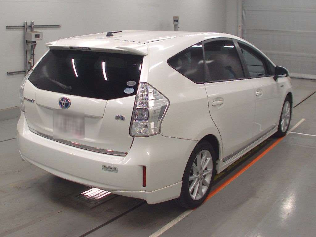 2012 Toyota Prius alpha ZVW41W[1]