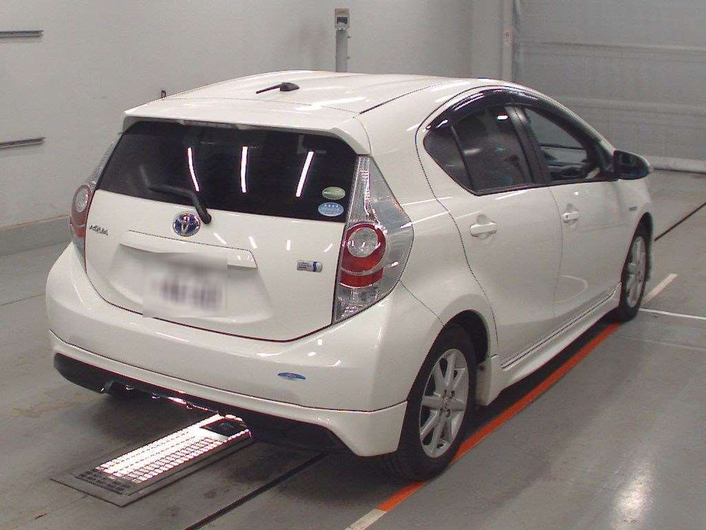 2013 Toyota Aqua NHP10[1]