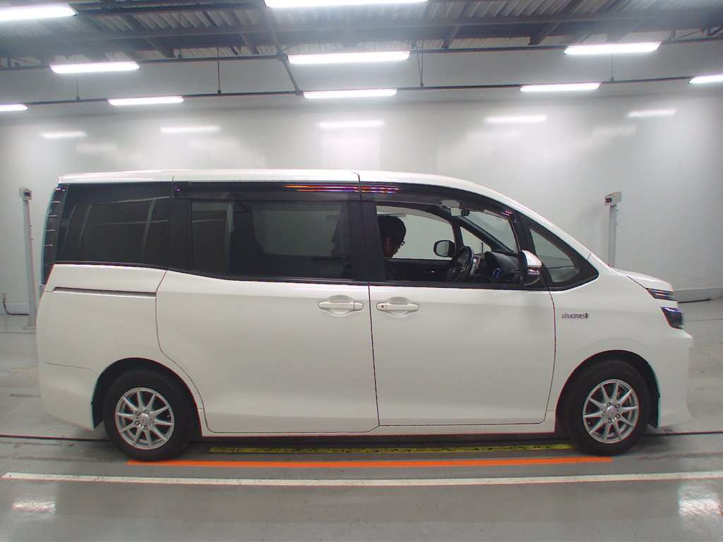 2016 Toyota Voxy ZWR80G[2]