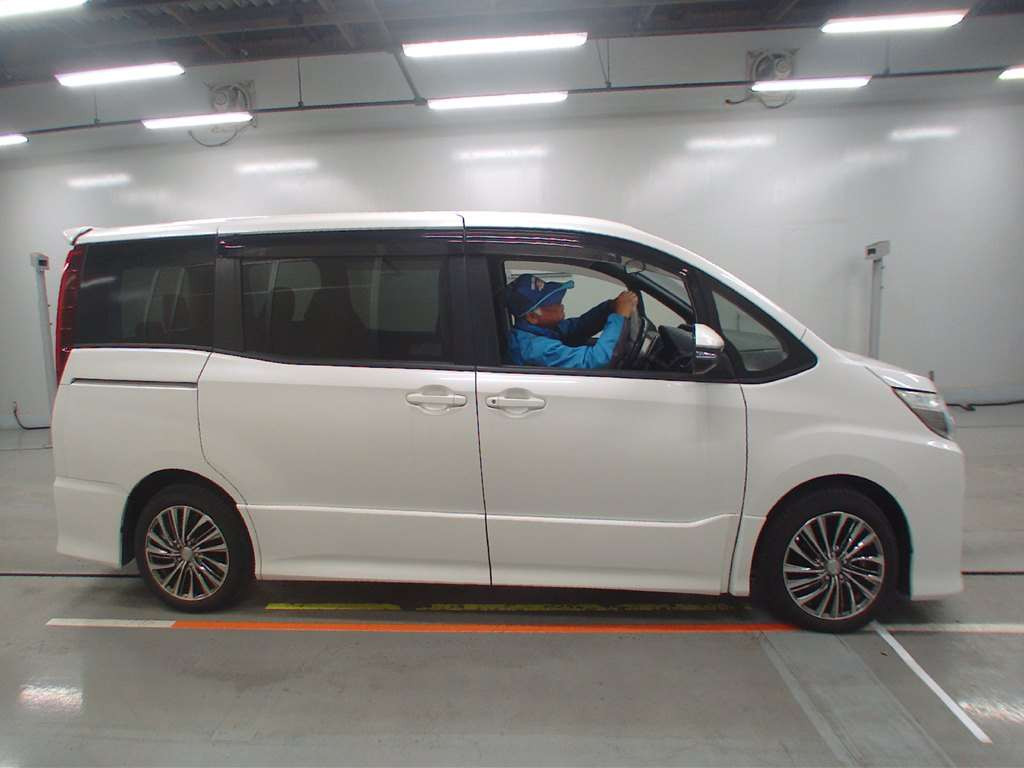 2014 Toyota Noah ZRR80W[2]