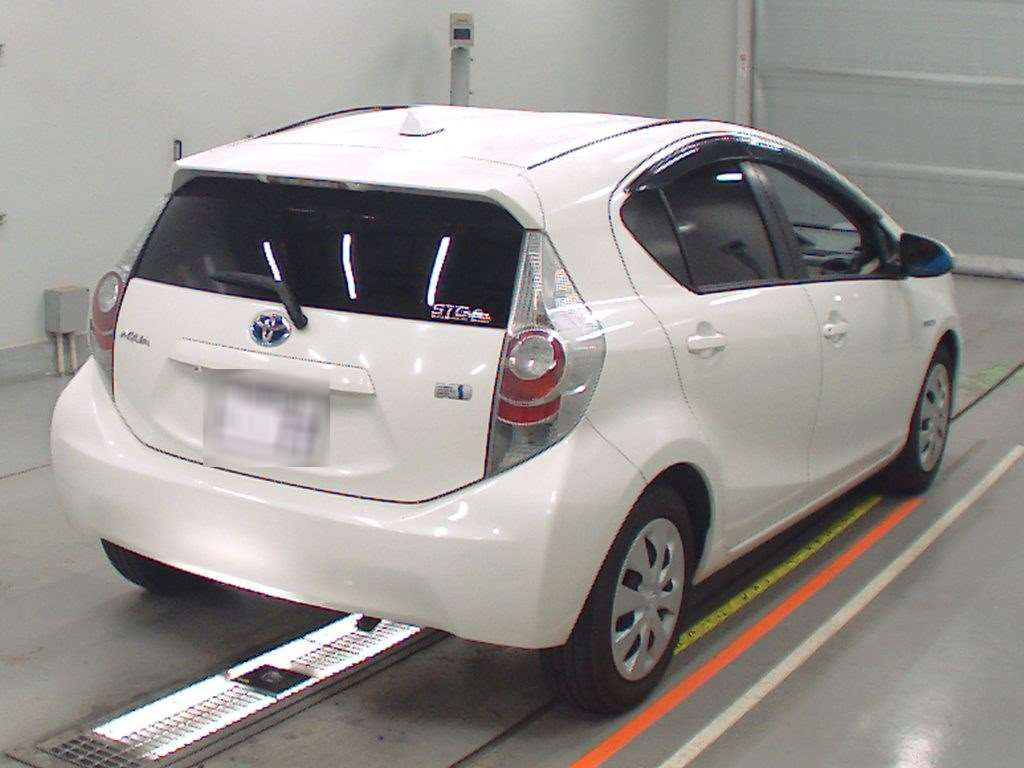 2012 Toyota Aqua NHP10[1]