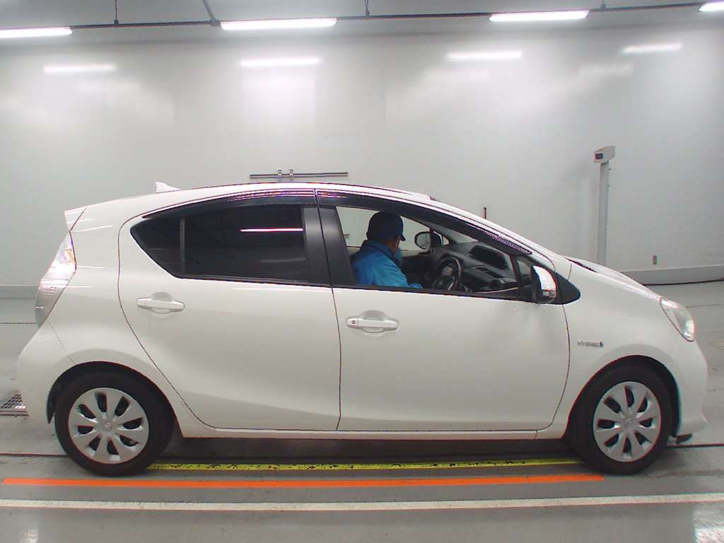 2012 Toyota Aqua NHP10[2]