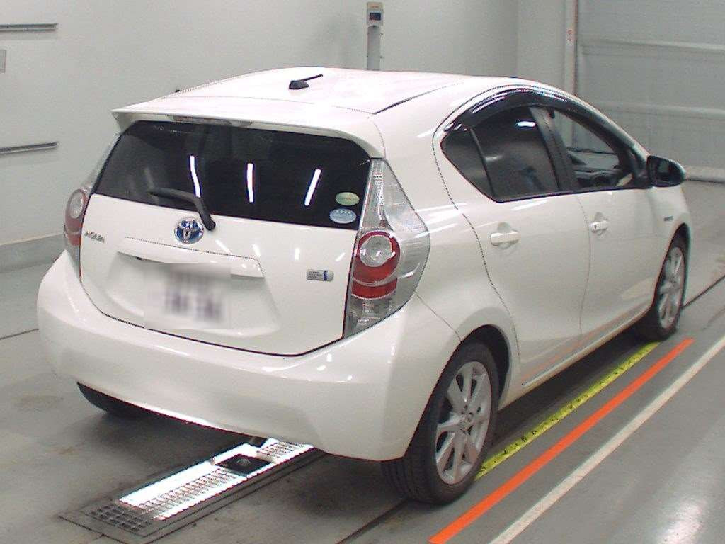 2012 Toyota Aqua NHP10[1]