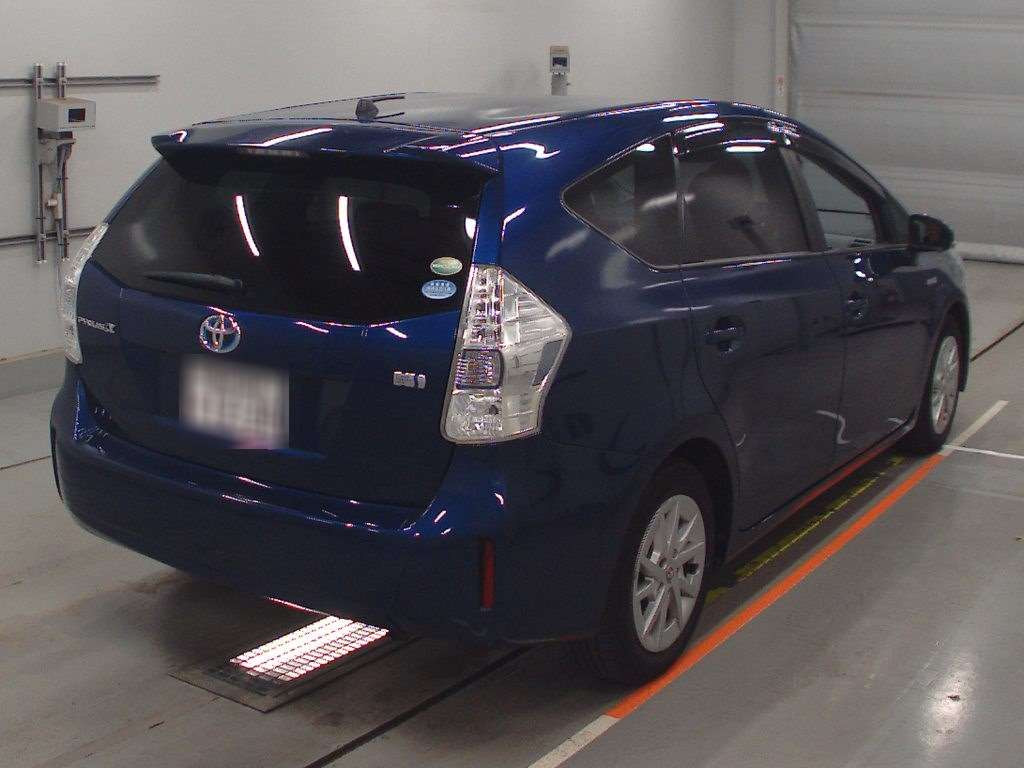 2014 Toyota Prius alpha ZVW41W[1]