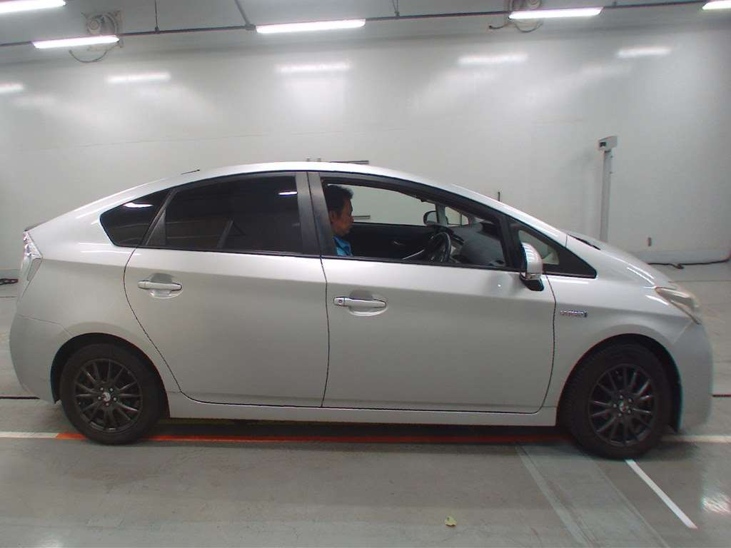 2012 Toyota Prius ZVW30[2]