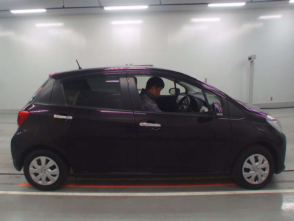 2015 Toyota Vitz KSP130[2]