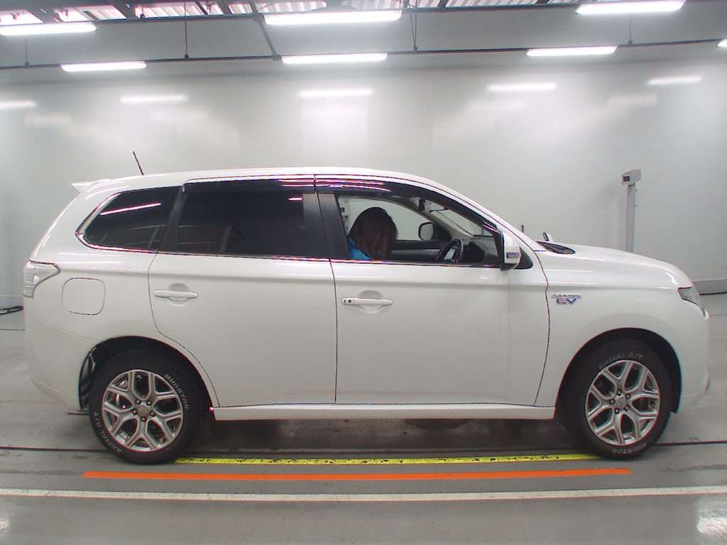 2013 Mitsubishi Outlander PHEV GG2W[2]