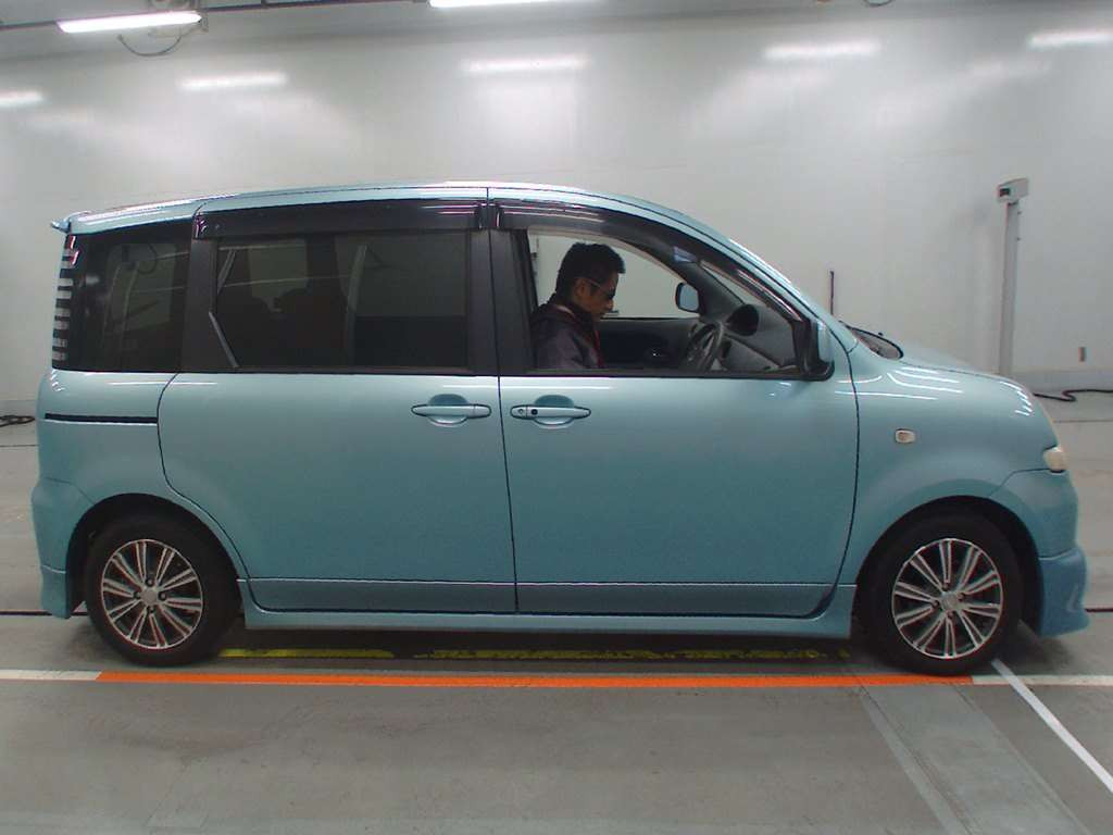 2004 Toyota Sienta NCP81G[2]