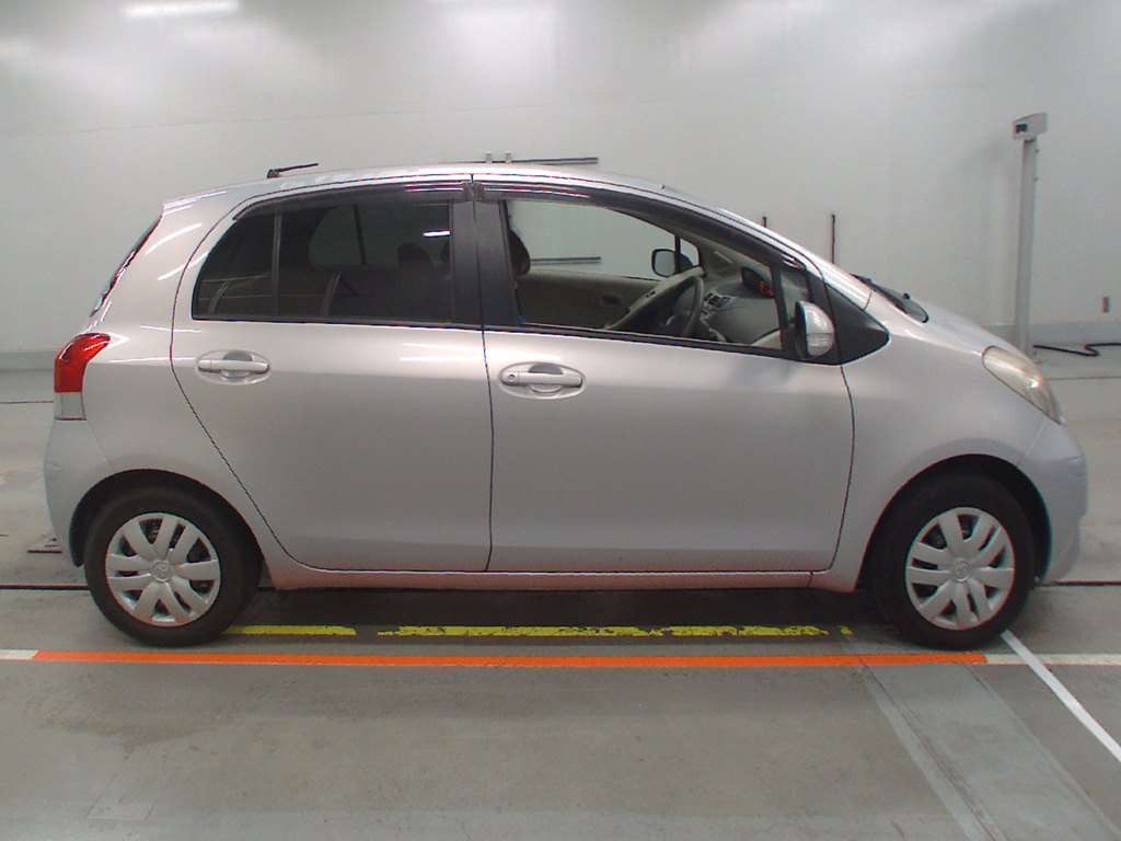 2010 Toyota Vitz SCP90[2]