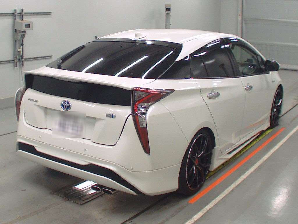 2017 Toyota Prius ZVW50[1]