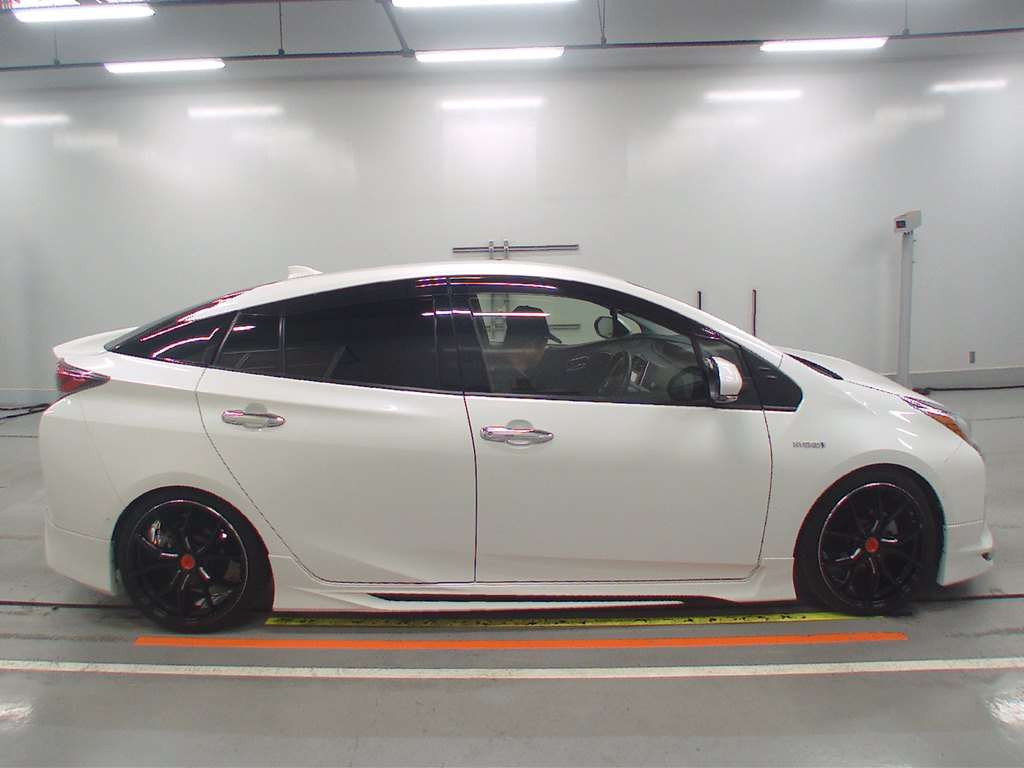 2017 Toyota Prius ZVW50[2]