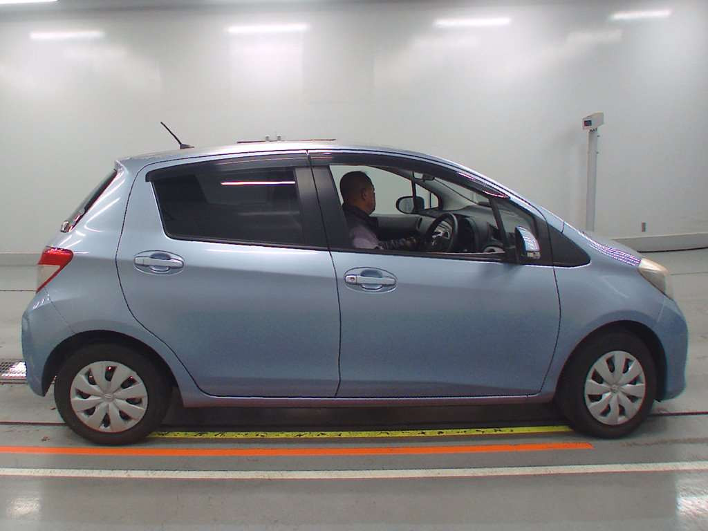 2011 Toyota Vitz NSP130[2]