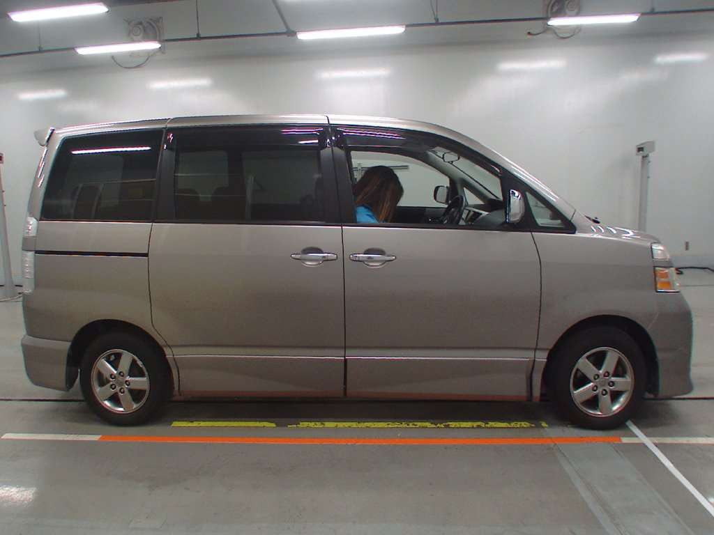 2005 Toyota Voxy AZR60G[2]