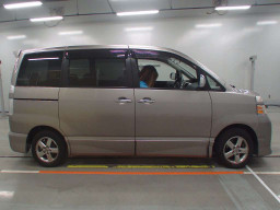 2005 Toyota Voxy