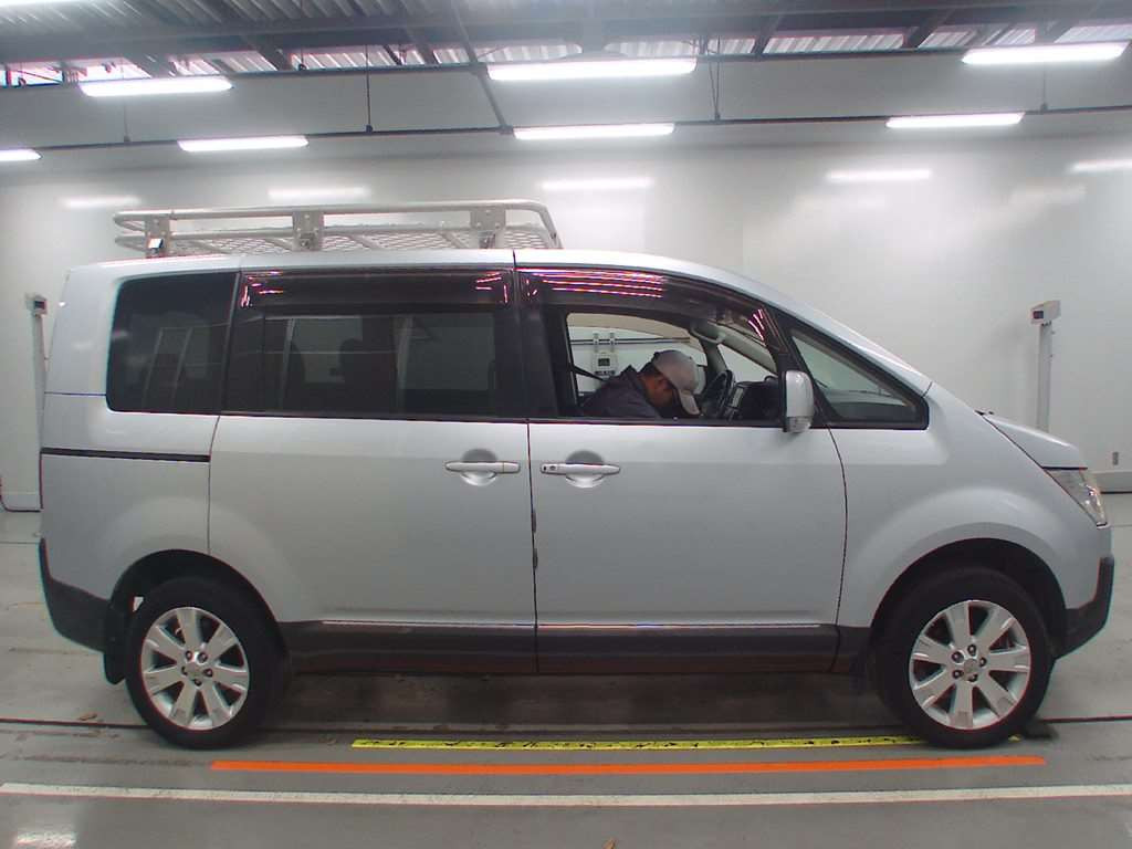 2009 Mitsubishi Delica D5 CV5W[2]