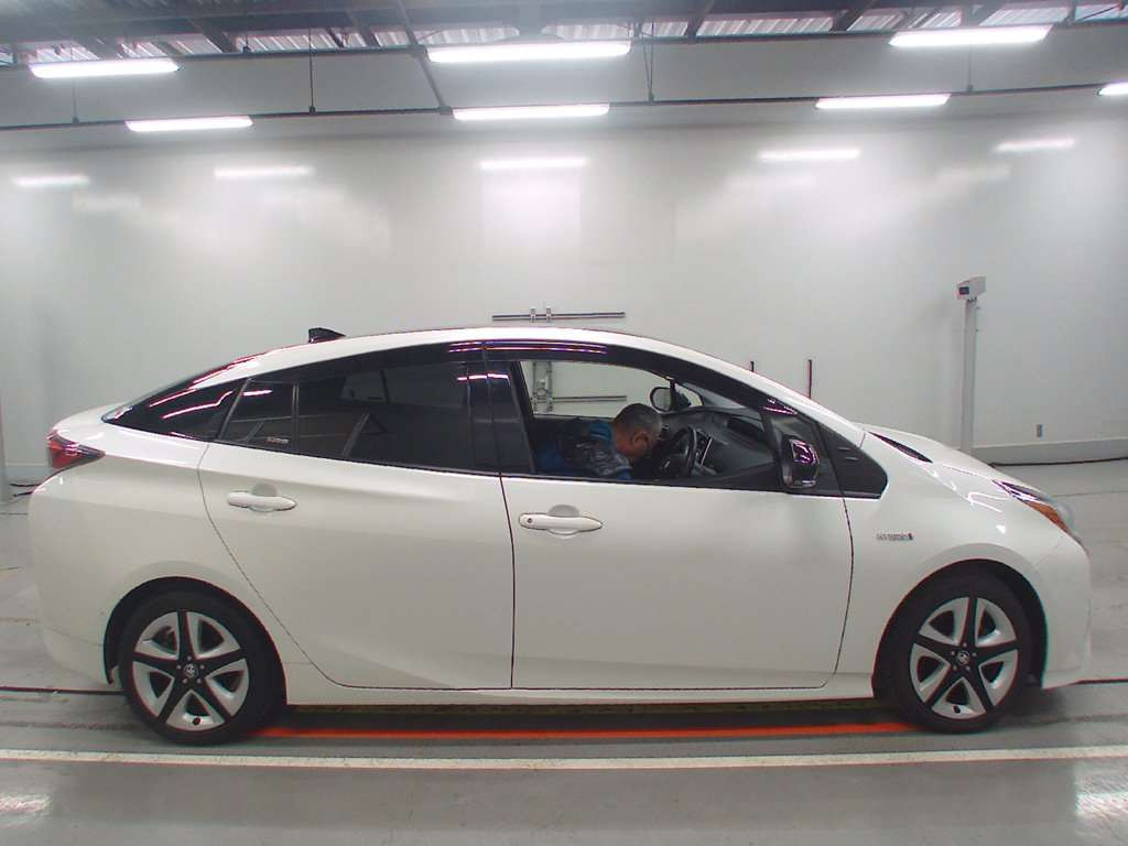 2018 Toyota Prius ZVW50[2]