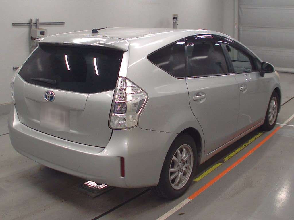 2011 Toyota Prius alpha ZVW41W[1]