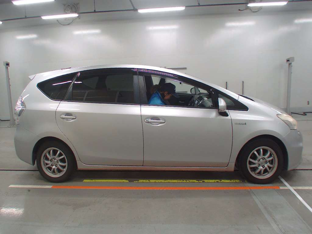 2011 Toyota Prius alpha ZVW41W[2]