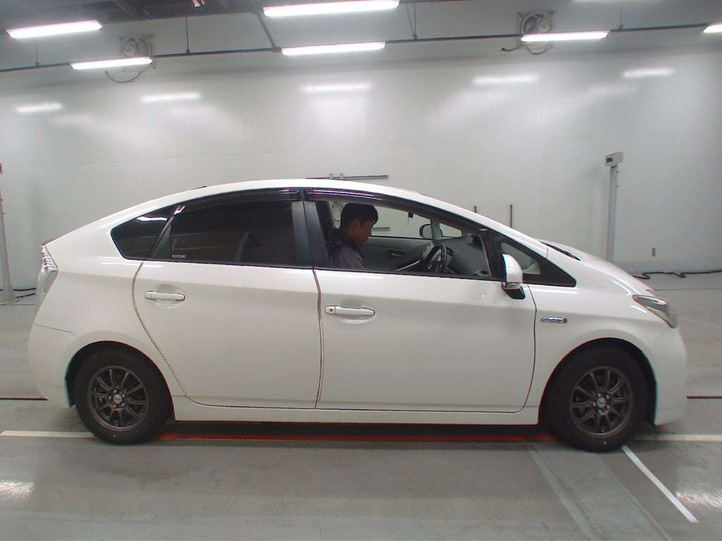 2013 Toyota Prius ZVW30[2]