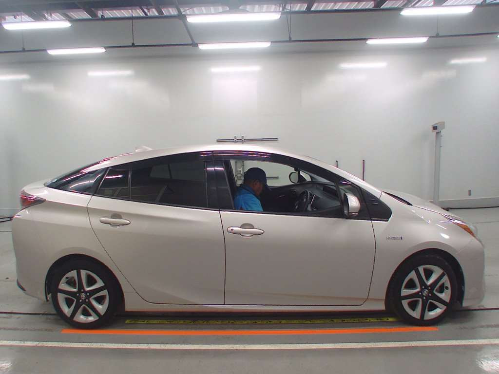 2016 Toyota Prius ZVW50[2]