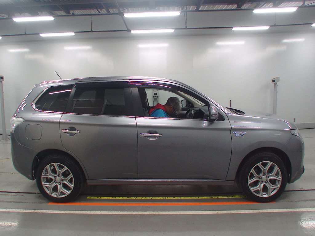 2014 Mitsubishi Outlander PHEV GG2W[2]