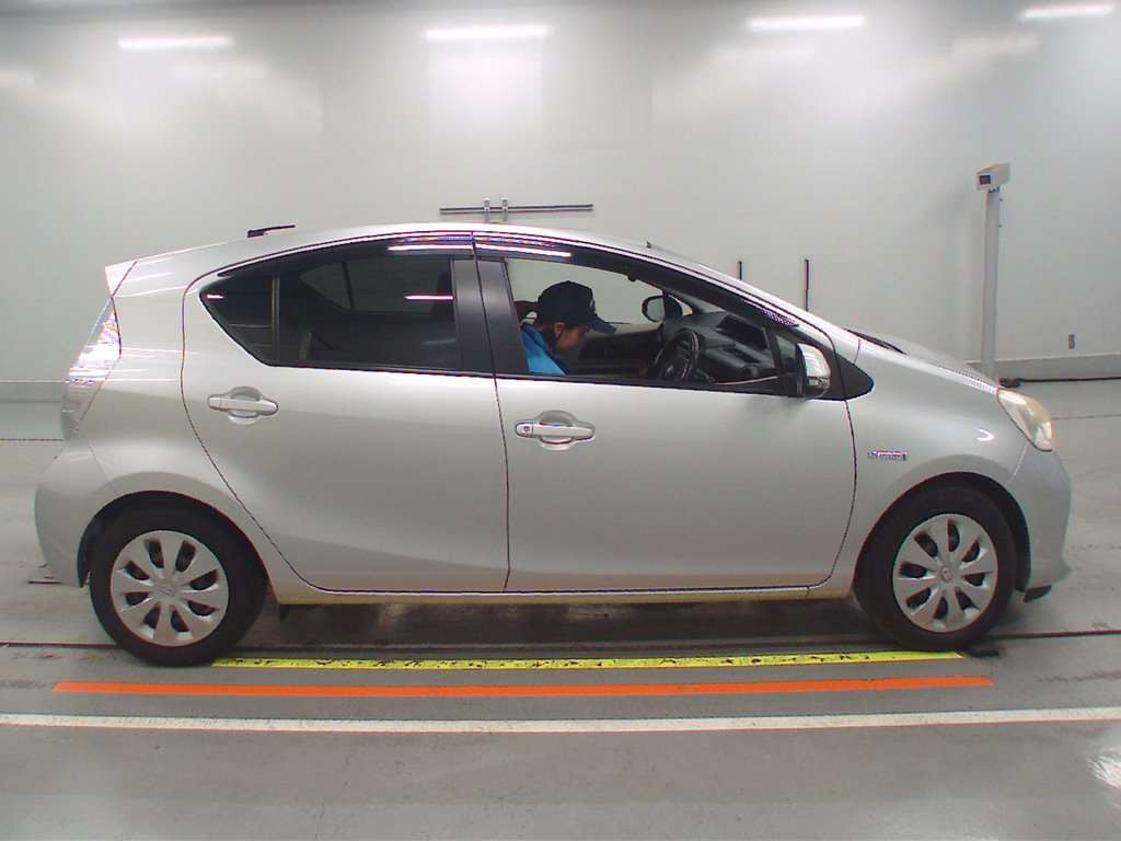 2012 Toyota Aqua NHP10[2]