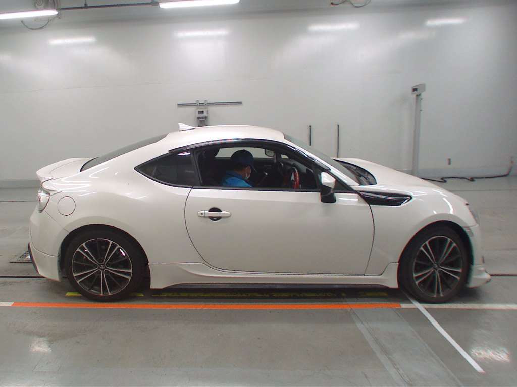 2013 Toyota 86 ZN6[2]