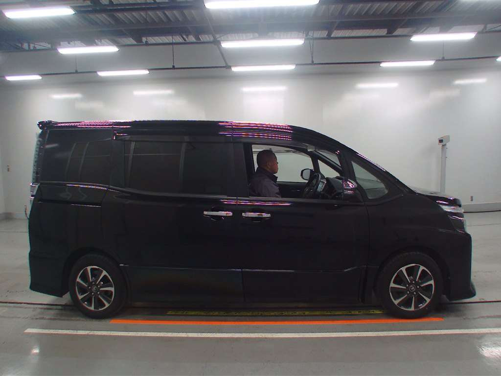 2017 Toyota Voxy ZRR80W[2]